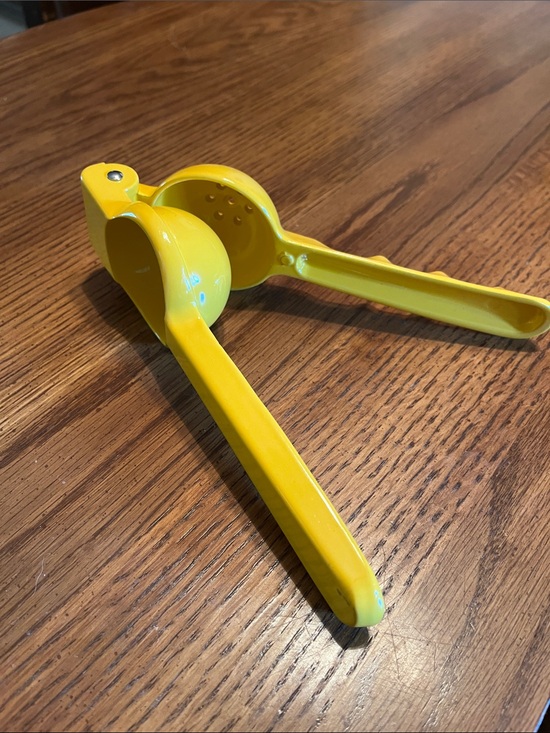 Other - Bright yellow lemon juicer